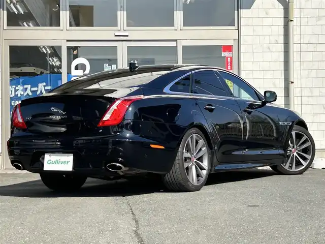 ジャガー ＸＪ R－スポーツ 岩手県 2018(平30)年 0.5万km 黒 ・純正ナビ/・フルセグ/・AM/FM/CD/Bluetooth/・全方位カメラ/・レーンキープアシスト/・横滑り防止/・MTモード付AT/・パドルシフト/・レーダークルーズコントロール/・アイドリングストップ/・純正ETC/・サンルーフ/・カーテンエアバック/・ステアリングヒーター/・パワーシート/・シートヒーター（全席）/・エアシート（全席）/・電動リアゲート/・電動リアシェード/・純正フロアマット/・純正AW/・保証書/・取扱説明書