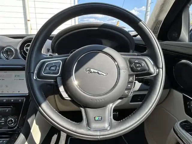 ジャガー ＸＪ R－スポーツ 岩手県 2018(平30)年 0.5万km 黒 ・純正ナビ/・フルセグ/・AM/FM/CD/Bluetooth/・全方位カメラ/・レーンキープアシスト/・横滑り防止/・MTモード付AT/・パドルシフト/・レーダークルーズコントロール/・アイドリングストップ/・純正ETC/・サンルーフ/・カーテンエアバック/・ステアリングヒーター/・パワーシート/・シートヒーター（全席）/・エアシート（全席）/・電動リアゲート/・電動リアシェード/・純正フロアマット/・純正AW/・保証書/・取扱説明書