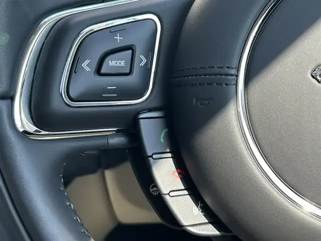 ジャガー ＸＪ R－スポーツ 岩手県 2018(平30)年 0.5万km 黒 ・純正ナビ/・フルセグ/・AM/FM/CD/Bluetooth/・全方位カメラ/・レーンキープアシスト/・横滑り防止/・MTモード付AT/・パドルシフト/・レーダークルーズコントロール/・アイドリングストップ/・純正ETC/・サンルーフ/・カーテンエアバック/・ステアリングヒーター/・パワーシート/・シートヒーター（全席）/・エアシート（全席）/・電動リアゲート/・電動リアシェード/・純正フロアマット/・純正AW/・保証書/・取扱説明書