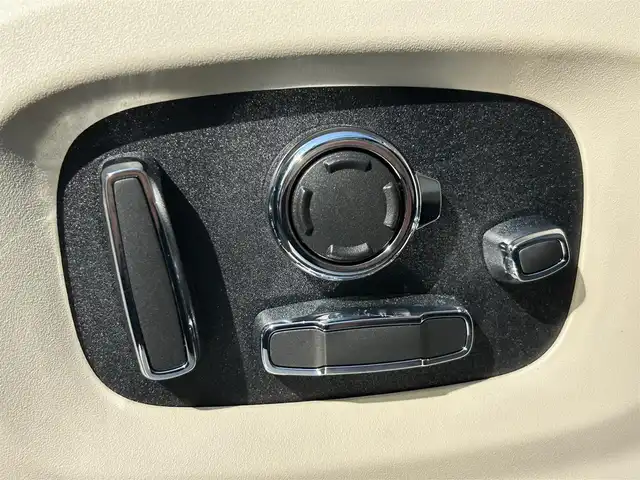 ジャガー ＸＪ R－スポーツ 岩手県 2018(平30)年 0.5万km 黒 ・純正ナビ/・フルセグ/・AM/FM/CD/Bluetooth/・全方位カメラ/・レーンキープアシスト/・横滑り防止/・MTモード付AT/・パドルシフト/・レーダークルーズコントロール/・アイドリングストップ/・純正ETC/・サンルーフ/・カーテンエアバック/・ステアリングヒーター/・パワーシート/・シートヒーター（全席）/・エアシート（全席）/・電動リアゲート/・電動リアシェード/・純正フロアマット/・純正AW/・保証書/・取扱説明書