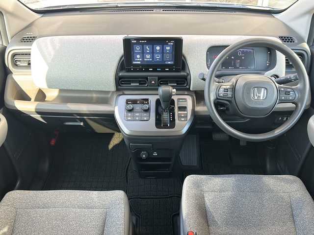 ホンダ フリード AIR 静岡県 2024(令6)年 0.1万km ソニックグレーパール 純正ナビ/・FM/・AM/・TV/・Apple Car Play/・Android Auto/・Bluetooth/・USB/主要装備/・バックカメラ/・ホンダセンシング/・車線逸脱防止/・誤発進抑制/・コーナーセンサー/・追従クルコン/・横滑り防止装置/・ＬＥＤヘッドライト/・サイドカーテンエアバッグ/・純正フロアマット
