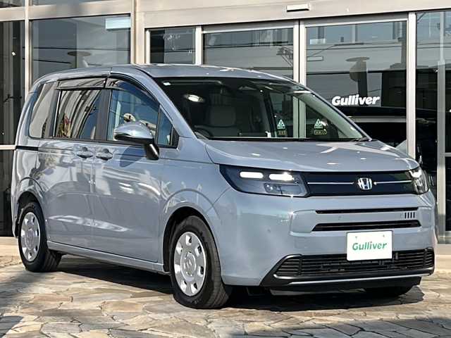 ホンダ フリード AIR 静岡県 2024(令6)年 0.1万km ソニックグレーパール 純正ナビ/・FM/・AM/・TV/・Apple Car Play/・Android Auto/・Bluetooth/・USB/主要装備/・バックカメラ/・ホンダセンシング/・車線逸脱防止/・誤発進抑制/・コーナーセンサー/・追従クルコン/・横滑り防止装置/・ＬＥＤヘッドライト/・サイドカーテンエアバッグ/・純正フロアマット