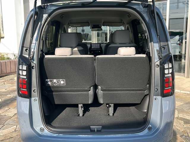 ホンダ フリード AIR 静岡県 2024(令6)年 0.1万km ソニックグレーパール 純正ナビ/・FM/・AM/・TV/・Apple Car Play/・Android Auto/・Bluetooth/・USB/主要装備/・バックカメラ/・ホンダセンシング/・車線逸脱防止/・誤発進抑制/・コーナーセンサー/・追従クルコン/・横滑り防止装置/・ＬＥＤヘッドライト/・サイドカーテンエアバッグ/・純正フロアマット