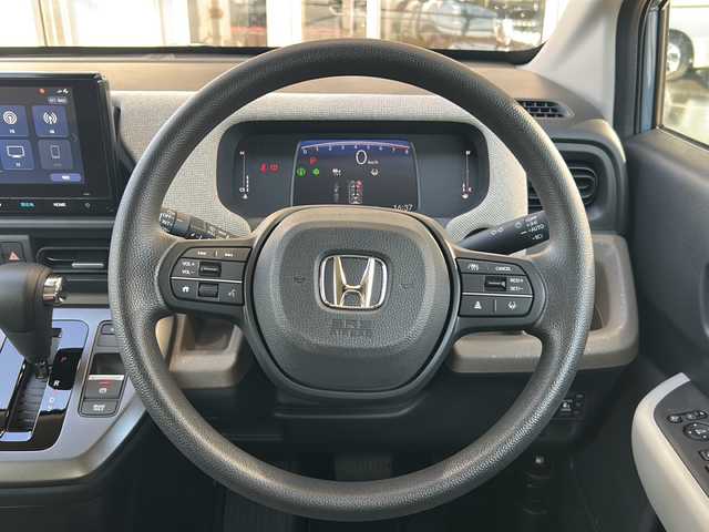 ホンダ フリード AIR 静岡県 2024(令6)年 0.1万km ソニックグレーパール 純正ナビ/・FM/・AM/・TV/・Apple Car Play/・Android Auto/・Bluetooth/・USB/主要装備/・バックカメラ/・ホンダセンシング/・車線逸脱防止/・誤発進抑制/・コーナーセンサー/・追従クルコン/・横滑り防止装置/・ＬＥＤヘッドライト/・サイドカーテンエアバッグ/・純正フロアマット