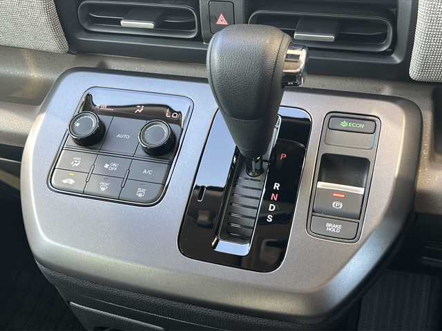 ホンダ フリード AIR 静岡県 2024(令6)年 0.1万km ソニックグレーパール 純正ナビ/・FM/・AM/・TV/・Apple Car Play/・Android Auto/・Bluetooth/・USB/主要装備/・バックカメラ/・ホンダセンシング/・車線逸脱防止/・誤発進抑制/・コーナーセンサー/・追従クルコン/・横滑り防止装置/・ＬＥＤヘッドライト/・サイドカーテンエアバッグ/・純正フロアマット