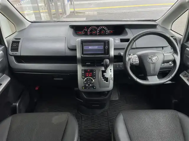 トヨタ ヴォクシー ZS 煌Z 岐阜県 2013(平25)年 12万km ブラック (株)IDOMが運営する【じしゃロン多治見店】の自社ローン専用車両になります。こちらは現金またはオートローンご利用時の価格です。自社ローンご希望の方は別途その旨お申付け下さい。/ディーラーオプションナビ/　（Bluetooth/DVD/フルセグ）/両側パワースライドドア/バックカメラ/ETC/オートライト/フォグランプ/ステアリングリモコン/パドルシフト