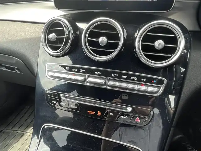 メルセデス・ベンツ ＧＬＣ２５０ 4マチック スポーツ 静岡県 2016(平28)年 7.3万km ポーラホワイト 純正HDDナビ・フルセグTV/360°カメラ/純正19インチアルミホイール/レーダーセーフティパッケージ/レーダークルーズコントロール/パワーバックドア/ハーフレザーシート/前席パワーシート/前席シートヒーター/LEDライト/ビルトインETC/スマートキー2個/プッシュスタート/新車時保証書/取扱説明書