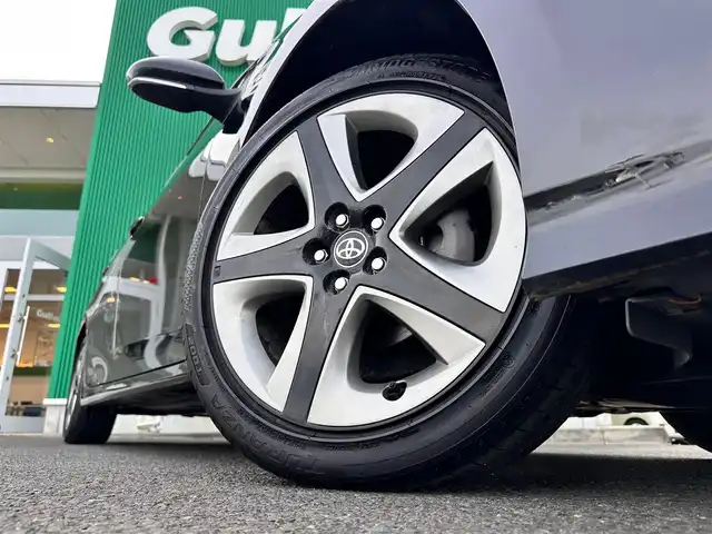 トヨタ プリウス A ツーリングセレクション 宮城県 2022(令4)年 2.7万km アティチュードブラックマイカ セーフティセンス/・プリクラッシュセーフティ/・レーントレーシングアシスト/・オートマチックハイビーム/・レーダークルーズコントロール/・ロードサインアシスト/・先行車発進告知機能/ブラインドスポットモニター/インテリジェントクリアランスソナー/リアクロストラフィックアラート/シンプルインテリジェントパーキングアシスト/ヘッドアップディスプレイ/8インチディスプレイオーディオ/・ナビ機能付/・Bluetooth/・フルセグTV/バックカメラ/ビルトインETC2.0/アクセサリーコンセント（AC100V/1500W）/ブラック合皮シート/運転席パワーシート/前席シートヒーター/革巻きステアリング/ステアリングスイッチ/電動パーキングブレーキ/ブレーキホールド/LEDヘッドランプ/フォグランプ/オートライト/スマートキー/プッシュスタート/スペアキー/電動格納ミラー/純正16インチAW/純正フロアマット/純正ドアバイザー/トノカバー/W/サイド/カーテンエアバッグ