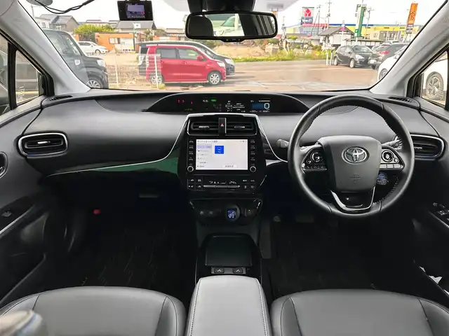 トヨタ プリウス A ツーリングセレクション 宮城県 2022(令4)年 2.7万km アティチュードブラックマイカ セーフティセンス/・プリクラッシュセーフティ/・レーントレーシングアシスト/・オートマチックハイビーム/・レーダークルーズコントロール/・ロードサインアシスト/・先行車発進告知機能/ブラインドスポットモニター/インテリジェントクリアランスソナー/リアクロストラフィックアラート/シンプルインテリジェントパーキングアシスト/ヘッドアップディスプレイ/8インチディスプレイオーディオ/・ナビ機能付/・Bluetooth/・フルセグTV/バックカメラ/ビルトインETC2.0/アクセサリーコンセント（AC100V/1500W）/ブラック合皮シート/運転席パワーシート/前席シートヒーター/革巻きステアリング/ステアリングスイッチ/電動パーキングブレーキ/ブレーキホールド/LEDヘッドランプ/フォグランプ/オートライト/スマートキー/プッシュスタート/スペアキー/電動格納ミラー/純正16インチAW/純正フロアマット/純正ドアバイザー/トノカバー/W/サイド/カーテンエアバッグ
