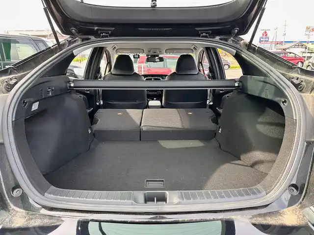 トヨタ プリウス A ツーリングセレクション 宮城県 2022(令4)年 2.7万km アティチュードブラックマイカ セーフティセンス/・プリクラッシュセーフティ/・レーントレーシングアシスト/・オートマチックハイビーム/・レーダークルーズコントロール/・ロードサインアシスト/・先行車発進告知機能/ブラインドスポットモニター/インテリジェントクリアランスソナー/リアクロストラフィックアラート/シンプルインテリジェントパーキングアシスト/ヘッドアップディスプレイ/8インチディスプレイオーディオ/・ナビ機能付/・Bluetooth/・フルセグTV/バックカメラ/ビルトインETC2.0/アクセサリーコンセント（AC100V/1500W）/ブラック合皮シート/運転席パワーシート/前席シートヒーター/革巻きステアリング/ステアリングスイッチ/電動パーキングブレーキ/ブレーキホールド/LEDヘッドランプ/フォグランプ/オートライト/スマートキー/プッシュスタート/スペアキー/電動格納ミラー/純正16インチAW/純正フロアマット/純正ドアバイザー/トノカバー/W/サイド/カーテンエアバッグ