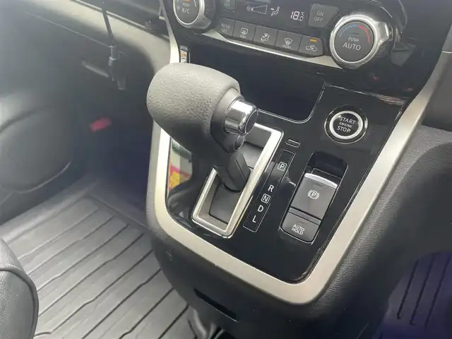 日産 セレナ ハイウェイスター Vセレクション 和歌山県 2018(平30)年 5.6万km ダイヤモンドブラック 純正9インチナビ/（BT/CD/DVD)/フルセグTV/アラウンドビューモニター/純正後席用フリップダウンモニター/両側パワースライドドア/ハンズフリーオートスライドドア/セーフティパックB/・エマージェンシーブレーキ/・車線逸脱防止支援システム/・プロパイロット（自動運転技術）/・アラウンドビューモニター/・スマートルームミラー/・踏み間違え防止アシスト/・標識認識機能/・ふらつき警報/・電動パーキングブレーキ/ソナー/純正フロアマット/ETC/ドアバイザー/LEDオートヘッドライト/フォグランプ
