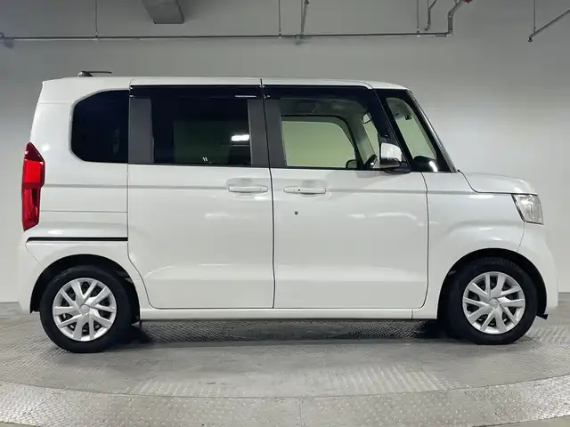 ホンダ Ｎ ＢＯＸ L ターボ 神奈川県 2021(令3)年 2.8万km プラチナホワイトパール ホンダセンシング/・急アクセル抑制機能/・近距離衝突軽減ブレーキ/・誤発進抑制機能/後方誤発進抑制機能/・衝突軽減ブレーキ/・歩行者事故低減ステアリング/・路外逸脱抑制機能/・渋滞追従機能付きアダプティブクルーズコントロール/・車線維持支援システム/・標識認識機能/・先行車発進お知らせ機能/・オートハイビーム/・パーキングセンサーシステム/純正ディスプレイオーディオ/・BT/ワンセグTV/CD/DVD/バックカメラ/両側電動スライドドア/ビルトインETC/前後ドライブレコーダー/革巻きステアリング/ステアリングスイッチ/パドルシフト/Autoライト/スマートキー/プッシュスタートボタン/シートヒーター(D/N)/シートリフター/2.5AUSB(2口)/ヘッドライトレベライザー/電動格納ミラー/ウィンカーミラー/コーナーセンサー/純正フロアマット/純正ドアバイザー