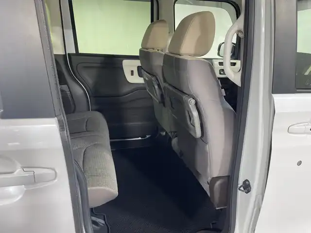 ホンダ Ｎ ＢＯＸ L ターボ 神奈川県 2021(令3)年 2.8万km プラチナホワイトパール ホンダセンシング/・急アクセル抑制機能/・近距離衝突軽減ブレーキ/・誤発進抑制機能/後方誤発進抑制機能/・衝突軽減ブレーキ/・歩行者事故低減ステアリング/・路外逸脱抑制機能/・渋滞追従機能付きアダプティブクルーズコントロール/・車線維持支援システム/・標識認識機能/・先行車発進お知らせ機能/・オートハイビーム/・パーキングセンサーシステム/純正ディスプレイオーディオ/・BT/ワンセグTV/CD/DVD/バックカメラ/両側電動スライドドア/ビルトインETC/前後ドライブレコーダー/革巻きステアリング/ステアリングスイッチ/パドルシフト/Autoライト/スマートキー/プッシュスタートボタン/シートヒーター(D/N)/シートリフター/2.5AUSB(2口)/ヘッドライトレベライザー/電動格納ミラー/ウィンカーミラー/コーナーセンサー/純正フロアマット/純正ドアバイザー