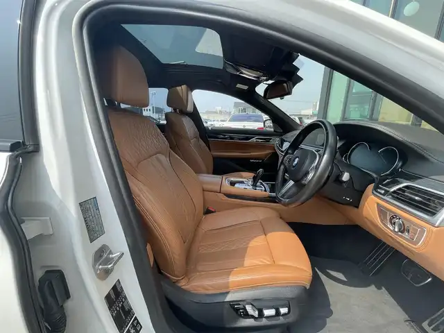 ＢＭＷ ７４０ｄ xDrive Mスポーツ 石川県 2017(平29)年 3.4万km 白 4WD/衝突軽減ブレーキ/純正メモリーナビ/バック/フロント/サイド/全方位カメラ/フルセグＴＶ/CD/DVD/Bluetooth/USB/Harman Kardonプレミアムサウンド/アダプティブクルーズコントロール/ヘッドアップディスプレイ/ブラインドスポットモニター/電動格納ミラー/アンビエントライト/オートライト/LEDヘッドライト/エアサスペンション/パワーシート/メモリーシート/シートヒーター/ベンチレーション/茶革シート/パノラマサンルーフ/パドルシフト