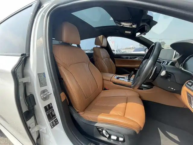 ＢＭＷ ７４０ｄ xDrive Mスポーツ 石川県 2017(平29)年 3.4万km 白 4WD/衝突軽減ブレーキ/純正メモリーナビ/バック/フロント/サイド/全方位カメラ/フルセグＴＶ/CD/DVD/Bluetooth/USB/Harman Kardonプレミアムサウンド/アダプティブクルーズコントロール/ヘッドアップディスプレイ/ブラインドスポットモニター/電動格納ミラー/アンビエントライト/オートライト/LEDヘッドライト/エアサスペンション/パワーシート/メモリーシート/シートヒーター/ベンチレーション/茶革シート/パノラマサンルーフ/パドルシフト