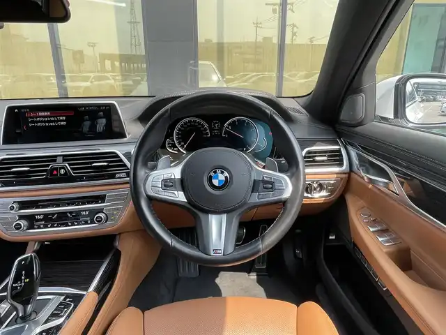 ＢＭＷ ７４０ｄ xDrive Mスポーツ 石川県 2017(平29)年 3.4万km 白 4WD/衝突軽減ブレーキ/純正メモリーナビ/バック/フロント/サイド/全方位カメラ/フルセグＴＶ/CD/DVD/Bluetooth/USB/Harman Kardonプレミアムサウンド/アダプティブクルーズコントロール/ヘッドアップディスプレイ/ブラインドスポットモニター/電動格納ミラー/アンビエントライト/オートライト/LEDヘッドライト/エアサスペンション/パワーシート/メモリーシート/シートヒーター/ベンチレーション/茶革シート/パノラマサンルーフ/パドルシフト