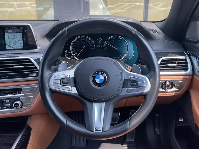 ＢＭＷ ７４０ｄ xDrive Mスポーツ 石川県 2017(平29)年 3.4万km 白 4WD/衝突軽減ブレーキ/純正メモリーナビ/バック/フロント/サイド/全方位カメラ/フルセグＴＶ/CD/DVD/Bluetooth/USB/Harman Kardonプレミアムサウンド/アダプティブクルーズコントロール/ヘッドアップディスプレイ/ブラインドスポットモニター/電動格納ミラー/アンビエントライト/オートライト/LEDヘッドライト/エアサスペンション/パワーシート/メモリーシート/シートヒーター/ベンチレーション/茶革シート/パノラマサンルーフ/パドルシフト