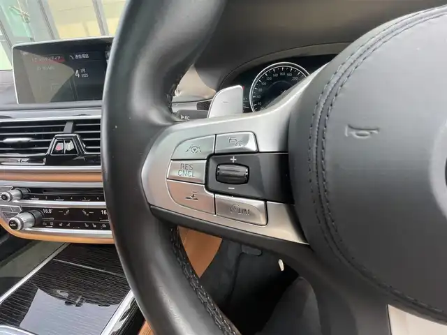 ＢＭＷ ７４０ｄ xDrive Mスポーツ 石川県 2017(平29)年 3.4万km 白 4WD/衝突軽減ブレーキ/純正メモリーナビ/バック/フロント/サイド/全方位カメラ/フルセグＴＶ/CD/DVD/Bluetooth/USB/Harman Kardonプレミアムサウンド/アダプティブクルーズコントロール/ヘッドアップディスプレイ/ブラインドスポットモニター/電動格納ミラー/アンビエントライト/オートライト/LEDヘッドライト/エアサスペンション/パワーシート/メモリーシート/シートヒーター/ベンチレーション/茶革シート/パノラマサンルーフ/パドルシフト
