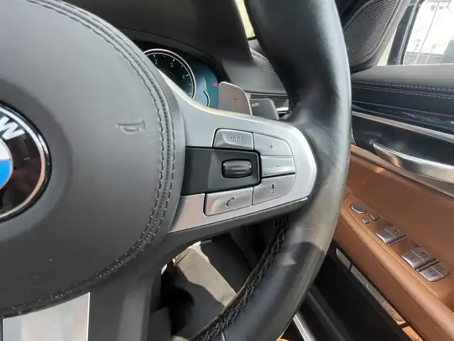 ＢＭＷ ７４０ｄ xDrive Mスポーツ 石川県 2017(平29)年 3.4万km 白 4WD/衝突軽減ブレーキ/純正メモリーナビ/バック/フロント/サイド/全方位カメラ/フルセグＴＶ/CD/DVD/Bluetooth/USB/Harman Kardonプレミアムサウンド/アダプティブクルーズコントロール/ヘッドアップディスプレイ/ブラインドスポットモニター/電動格納ミラー/アンビエントライト/オートライト/LEDヘッドライト/エアサスペンション/パワーシート/メモリーシート/シートヒーター/ベンチレーション/茶革シート/パノラマサンルーフ/パドルシフト