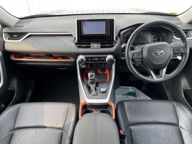 トヨタ ＲＡＶ４ アドベンチャー 熊本県 2020(令2)年 6.1万km アティチュードブラックマイカ 純正ナビ/・AM/FM/CD/DVD/BT/SD/・フルセグTV/・バックカメラ/デジタルインナーミラー/トヨタセーフティセンス/・レーダークルーズコントロール/・プリクラッシュセーフティ/・レーントレーシングアシスト/・ロードサインアシスト/・オートマチックハイビーム/・パーキングサポートブレーキ/ブラインドスポットモニター/電動パーキングブレーキ/・ブレーキホールド/革巻きステアリング/・ハンドルヒーター/・ステアリングスイッチ/革シート/・D席パワーシート/・前席シートクーラー/ヒーター/ビルトインETC/後席充電ポート/前方ドライブレコーダー/ルーフレール/純正19インチAW/純正フロアマット/ドアバイザー/プッシュスタート/・スマートキー/４WD