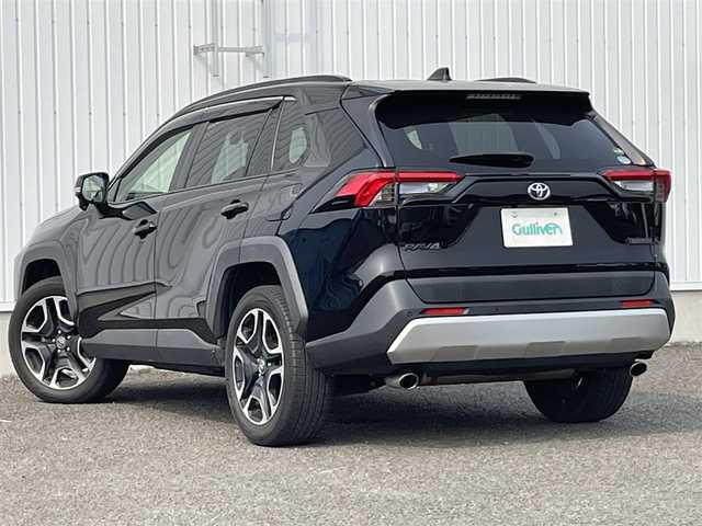 トヨタ ＲＡＶ４ アドベンチャー 熊本県 2020(令2)年 6.1万km アティチュードブラックマイカ 純正ナビ/・AM/FM/CD/DVD/BT/SD/・フルセグTV/・バックカメラ/デジタルインナーミラー/トヨタセーフティセンス/・レーダークルーズコントロール/・プリクラッシュセーフティ/・レーントレーシングアシスト/・ロードサインアシスト/・オートマチックハイビーム/・パーキングサポートブレーキ/ブラインドスポットモニター/電動パーキングブレーキ/・ブレーキホールド/革巻きステアリング/・ハンドルヒーター/・ステアリングスイッチ/革シート/・D席パワーシート/・前席シートクーラー/ヒーター/ビルトインETC/後席充電ポート/前方ドライブレコーダー/ルーフレール/純正19インチAW/純正フロアマット/ドアバイザー/プッシュスタート/・スマートキー/４WD
