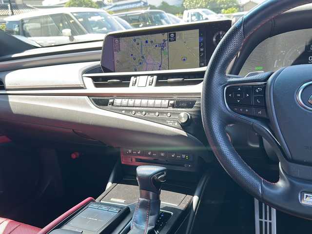 レクサス ＥＳ 300h Fスポーツ 岐阜県 2019(平31)年 6.8万km ホワイトノーヴァガラスフレーク 登録時走行距離68512km/TRDエアロ/サンルーフ/赤革シート/ディスプレイオーディオ/バックモニター/フルセグＴＶ/クルーズコントロール/純正フロアマット/純正アルミホイール/スマートキー/プッシュスタート/スペアキー/ステアリングヒーター/レザーシート/シートヒーター/エアシート/衝突被害軽減システム/LEDヘッドライト/オートライト/フォグランプ/オートマチックハイビーム/ＥＴＣ