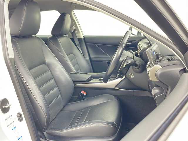 レクサス ＩＳ 300h バージョンL 道央・札幌 2015(平27)年 7.8万km ソニッククォーツ ・4WD/・純正ナビ（TV＆CD＆DVD＆BT）/・バックカメラ/・レクサスセーフティセンス/・クルーズコントロール/・ブラインドスポットモニター/・レザーシート/・シートヒーター/・エアシート/・ハンドルヒーター/・社外ドライブレコーダー/・ビルトインETC/・パワーシート/・LEDヘッドライト/・スマートキー