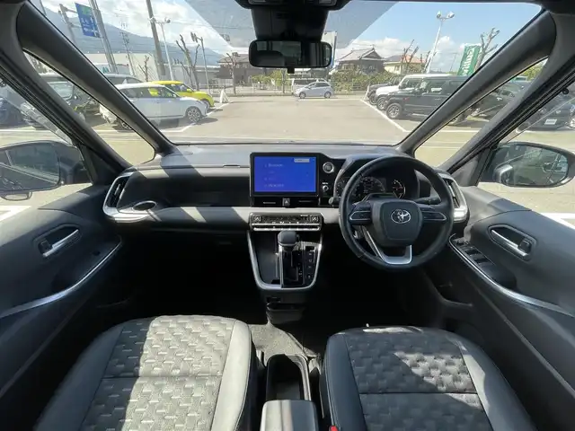トヨタ ヴォクシー S－Z 愛媛県 2023(令5)年 1.8万km アティチュードブラックマイカ 純正10.5型ナビ/R14型後席天吊モニター/快適利便/両側電動スライドドア/左側ハンズフリースライド/トヨタセーフティセンス/レーダークルーズコントロール/ブラインドスポットモニター/電動リアゲート/クリアランスソナー/ETC2.0/バックカメラ/ステアリングヒーター/電動パーキングブレーキ/AutoHold/タイプC/HDMI入力端子/現状サマー(純正AW)(205/55/R17)/TOYOTIRES PROXES R60