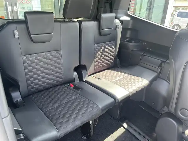 トヨタ ヴォクシー S－Z 愛媛県 2023(令5)年 1.8万km アティチュードブラックマイカ 純正10.5型ナビ/R14型後席天吊モニター/快適利便/両側電動スライドドア/左側ハンズフリースライド/トヨタセーフティセンス/レーダークルーズコントロール/ブラインドスポットモニター/電動リアゲート/クリアランスソナー/ETC2.0/バックカメラ/ステアリングヒーター/電動パーキングブレーキ/AutoHold/タイプC/HDMI入力端子/現状サマー(純正AW)(205/55/R17)/TOYOTIRES PROXES R60