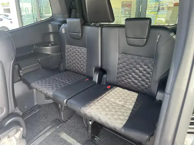 トヨタ ヴォクシー S－Z 愛媛県 2023(令5)年 1.8万km アティチュードブラックマイカ 純正10.5型ナビ/R14型後席天吊モニター/快適利便/両側電動スライドドア/左側ハンズフリースライド/トヨタセーフティセンス/レーダークルーズコントロール/ブラインドスポットモニター/電動リアゲート/クリアランスソナー/ETC2.0/バックカメラ/ステアリングヒーター/電動パーキングブレーキ/AutoHold/タイプC/HDMI入力端子/現状サマー(純正AW)(205/55/R17)/TOYOTIRES PROXES R60