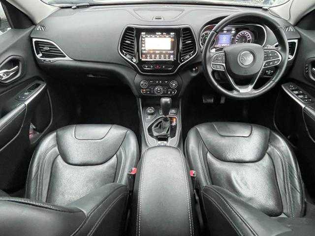 クライスラー・ジープ ジープ チェロキー 埼玉県 2019(平31)年 3.9万km ブライトホワイトクリアコート 黒革シート/ＳＲ/ＡＣＣ/純正メモリーナビ/バック／サイドカメラ/ＡｐｐｌｅＣａｒＰｌａｙ/ＢＳＭ/シートヒーター/シートベンチレーション/電動シート/電動リアゲート/純正１８インチアルミホイール/ＬＥＤ