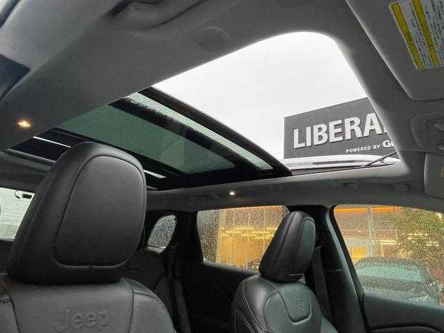 クライスラー・ジープ ジープ チェロキー 埼玉県 2019(平31)年 3.9万km ブライトホワイトクリアコート 黒革シート/ＳＲ/ＡＣＣ/純正メモリーナビ/バック／サイドカメラ/ＡｐｐｌｅＣａｒＰｌａｙ/ＢＳＭ/シートヒーター/シートベンチレーション/電動シート/電動リアゲート/純正１８インチアルミホイール/ＬＥＤ