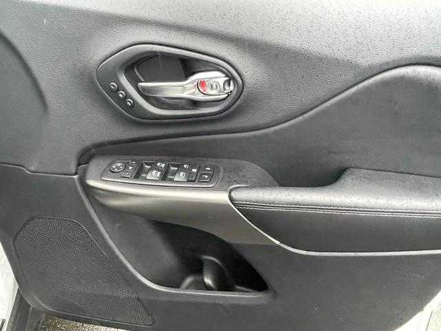 クライスラー・ジープ ジープ チェロキー 埼玉県 2019(平31)年 3.9万km ブライトホワイトクリアコート 黒革シート/ＳＲ/ＡＣＣ/純正メモリーナビ/バック／サイドカメラ/ＡｐｐｌｅＣａｒＰｌａｙ/ＢＳＭ/シートヒーター/シートベンチレーション/電動シート/電動リアゲート/純正１８インチアルミホイール/ＬＥＤ