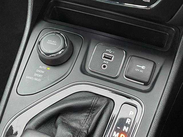 クライスラー・ジープ ジープ チェロキー 埼玉県 2019(平31)年 3.9万km ブライトホワイトクリアコート 黒革シート/ＳＲ/ＡＣＣ/純正メモリーナビ/バック／サイドカメラ/ＡｐｐｌｅＣａｒＰｌａｙ/ＢＳＭ/シートヒーター/シートベンチレーション/電動シート/電動リアゲート/純正１８インチアルミホイール/ＬＥＤ