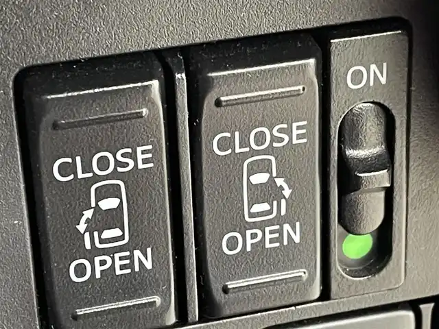 トヨタ ルーミー カスタムG 群馬県 2019(令1)年 3.5万km ブラックマイカ/マゼンダベリーメタリック 禁煙車　純正７インチナビ　トヨタセーフティセンスクルーズコントロール　ドライブレコーダー　Ｂカメラ　両側パワースライドドア　アイドリングストップ　ＬＥＤヘッドライト　ビルトインＥＴＣ　プッシュスタート