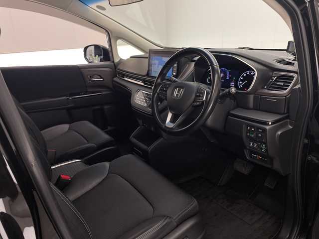 ホンダ オデッセイ ハイブリッド e:HEVアブソルート EX 宮崎県 2021(令3)年 4.4万km プレミアムスパークルブラックパール Honda SENSING/〇衝突軽減ブレーキ/〇誤発進抑制機能(前方・後方)/〇近距離衝突軽減ブレーキ/〇急アクセル抑制機能/〇路外逸脱抑制機能/〇歩行者事故低減ステアリング/〇車線維持支援システム/〇標識認識機能/〇先行車発進お知らせ機能/〇渋滞追従機能付きアダプティブクルーズコントロール/〇ブラインドスポットインフォメーション/〇コーナーセンサー/〇後退出庫サポート/純正10インチSDナビ/フルセグTV/CD/DVD/Bluetooth/マルチビューカメラシステム/純正11.6インチ後席フリップダウンモニター（VM-185EN）/両側パワースライドドア/ハーフレザーシート/パワーシート/シートヒーター/ハンズフリーアクセスパワーテールゲート/LEDヘッドライト/ビルトインETC2.0/純正18インチAW/スマートキー×2/保証書/取扱説明書