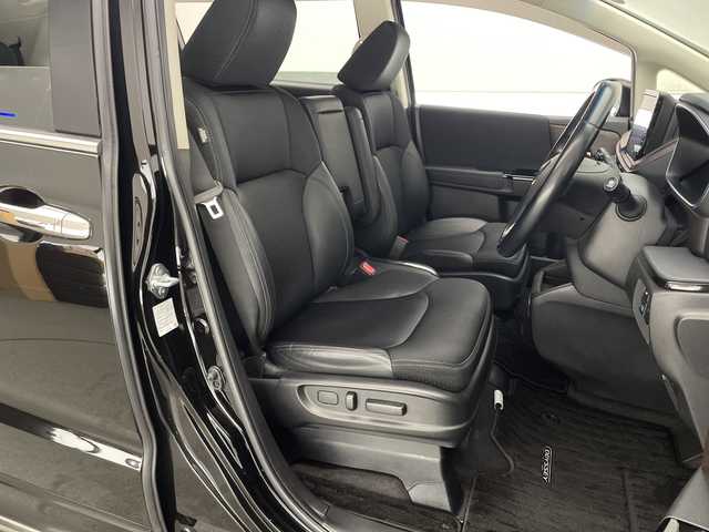 ホンダ オデッセイ ハイブリッド e:HEVアブソルート EX 宮崎県 2021(令3)年 4.4万km プレミアムスパークルブラックパール Honda SENSING/〇衝突軽減ブレーキ/〇誤発進抑制機能(前方・後方)/〇近距離衝突軽減ブレーキ/〇急アクセル抑制機能/〇路外逸脱抑制機能/〇歩行者事故低減ステアリング/〇車線維持支援システム/〇標識認識機能/〇先行車発進お知らせ機能/〇渋滞追従機能付きアダプティブクルーズコントロール/〇ブラインドスポットインフォメーション/〇コーナーセンサー/〇後退出庫サポート/純正10インチSDナビ/フルセグTV/CD/DVD/Bluetooth/マルチビューカメラシステム/純正11.6インチ後席フリップダウンモニター（VM-185EN）/両側パワースライドドア/ハーフレザーシート/パワーシート/シートヒーター/ハンズフリーアクセスパワーテールゲート/LEDヘッドライト/ビルトインETC2.0/純正18インチAW/スマートキー×2/保証書/取扱説明書