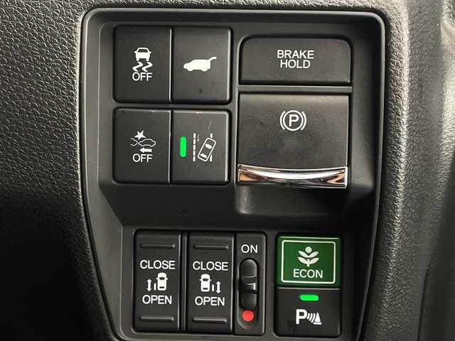 ホンダ オデッセイ ハイブリッド e:HEVアブソルート EX 宮崎県 2021(令3)年 4.4万km プレミアムスパークルブラックパール Honda SENSING/〇衝突軽減ブレーキ/〇誤発進抑制機能(前方・後方)/〇近距離衝突軽減ブレーキ/〇急アクセル抑制機能/〇路外逸脱抑制機能/〇歩行者事故低減ステアリング/〇車線維持支援システム/〇標識認識機能/〇先行車発進お知らせ機能/〇渋滞追従機能付きアダプティブクルーズコントロール/〇ブラインドスポットインフォメーション/〇コーナーセンサー/〇後退出庫サポート/純正10インチSDナビ/フルセグTV/CD/DVD/Bluetooth/マルチビューカメラシステム/純正11.6インチ後席フリップダウンモニター（VM-185EN）/両側パワースライドドア/ハーフレザーシート/パワーシート/シートヒーター/ハンズフリーアクセスパワーテールゲート/LEDヘッドライト/ビルトインETC2.0/純正18インチAW/スマートキー×2/保証書/取扱説明書