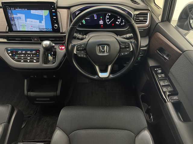 ホンダ オデッセイ ハイブリッド e:HEVアブソルート EX 宮崎県 2021(令3)年 4.4万km プレミアムスパークルブラックパール Honda SENSING/〇衝突軽減ブレーキ/〇誤発進抑制機能(前方・後方)/〇近距離衝突軽減ブレーキ/〇急アクセル抑制機能/〇路外逸脱抑制機能/〇歩行者事故低減ステアリング/〇車線維持支援システム/〇標識認識機能/〇先行車発進お知らせ機能/〇渋滞追従機能付きアダプティブクルーズコントロール/〇ブラインドスポットインフォメーション/〇コーナーセンサー/〇後退出庫サポート/純正10インチSDナビ/フルセグTV/CD/DVD/Bluetooth/マルチビューカメラシステム/純正11.6インチ後席フリップダウンモニター（VM-185EN）/両側パワースライドドア/ハーフレザーシート/パワーシート/シートヒーター/ハンズフリーアクセスパワーテールゲート/LEDヘッドライト/ビルトインETC2.0/純正18インチAW/スマートキー×2/保証書/取扱説明書