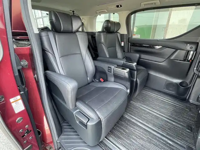 トヨタ アルファード SC 道央・札幌 2020(令2)年 7.3万km ダークレッドマイカメタリック ４WD/JBLプレミアムサウンドシステム/純正ディーラーOPナビ/CD/DVD/BT/フルセグ/純正フリップダウンモニター/トヨタセーフティセンス/プリクラッシュセーフティ/横滑り防止装置/レーダークルーズコントロール/レーンキープアシスト/パーキングアシスト/クリアランスソナー/ブラインドスポットモニター/パーキングサポートブレーキ/リアクロストラフィックアラート/ロードサインアシスト/パノラミックビューモニター/ビルトインETC2.0/ドライブレコーダー/アイドリングストップ/自動防眩ミラー/両側パワースライドドア/パワーバックドア/前席/２列目パワーシート/前席シートヒーター/前席エアシート/D席メモリーシート/N席/２列目オットマン/レザーシート/ステアリングリモコン/ハンドルヒーター/電動パーキング/ブレーキホールド/AC100V/プッシュスタート/スマートキー/LEDヘッドライト/オートライト/オートハイビーム/フォグランプ/電動格納ミラー/ウィンカーミラー/純正フロアマット/ドアバイザー