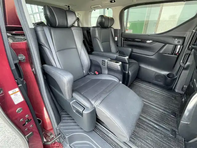 トヨタ アルファード SC 道央・札幌 2020(令2)年 7.3万km ダークレッドマイカメタリック ４WD/JBLプレミアムサウンドシステム/純正ディーラーOPナビ/CD/DVD/BT/フルセグ/純正フリップダウンモニター/トヨタセーフティセンス/プリクラッシュセーフティ/横滑り防止装置/レーダークルーズコントロール/レーンキープアシスト/パーキングアシスト/クリアランスソナー/ブラインドスポットモニター/パーキングサポートブレーキ/リアクロストラフィックアラート/ロードサインアシスト/パノラミックビューモニター/ビルトインETC2.0/ドライブレコーダー/アイドリングストップ/自動防眩ミラー/両側パワースライドドア/パワーバックドア/前席/２列目パワーシート/前席シートヒーター/前席エアシート/D席メモリーシート/N席/２列目オットマン/レザーシート/ステアリングリモコン/ハンドルヒーター/電動パーキング/ブレーキホールド/AC100V/プッシュスタート/スマートキー/LEDヘッドライト/オートライト/オートハイビーム/フォグランプ/電動格納ミラー/ウィンカーミラー/純正フロアマット/ドアバイザー
