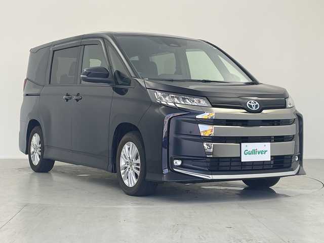 トヨタ ノア ハイブリッド S－G 愛知県 2022(令4)年 1万km スパークリングブラックパールクリスタルシャイン トヨタセーフティセンス/・プリクラッシュセーフティ/・レーンディパーチャーアラート/・プロアクティブドライビングアシスト/・パーキングサポートブレーキ/・ロードサインアシスト/・レーダークルーズコントロール/・オートハイビーム/純正ディスプレイオーディオ/・ナビ機能/・AM/FM/・CD/DVD/・HDMI/USB/・Miracast/・Bluetooth/・フルセグTV/フリップダウンモニター/バックカメラ/ステアリングスイッチ/革巻きステアリング/ビルトインETC/両側パワースライドドア/オートマチックヘッドライト/LEDヘッドライト/フォグランプ/リアロールサンシェード/オートリトラミラー/シートリフター/純正16インチアルミホイール