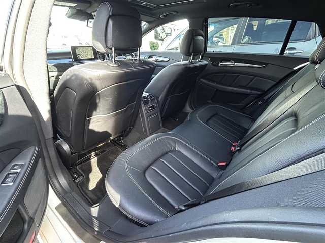 メルセデス・ベンツ ＣＬＳ２２０ｄ SブレイクAMGライン　 静岡県 2017(平29)年 3.7万km ダイヤモンドホワイト 純正ナビ（ワンセグTV/BT/CD）/サンルーフ/黒革レザーシート/パワーバックドア/アダプティブクルーズコントロール/ビルトインＥＴＣ/パドルシフト/Ｄ＋Ｎ席シートヒーター/Ｄ＋Ｎ席パワーシート/D＋N席メモリーシート/アクティブエマージェンシーストップアシスト/アクティブレーンチェンジアシスト/純正アルミホイール(19インチ)/保障証/取扱説明書