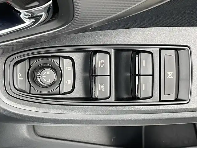 スバル インプレッサ スポーツ 1．6i－S アイサイト 岡山県 2020(令2)年 5.6万km アイスシルバーメタリック 社外7インチナビ　/型番:AVIC-RZ910/（CD/DVD/BT/AMFM/フルセグTV)/バックカメラ/STIリップスポイラー/前席パワーシート/運転席シートメモリー/LEDヘッドライト/LEDフォグライト/オートライト/ETC/純正フロアマット/純正17インチアルミ/プッシュスタート/オートブレーキホールド/ブラインドスポットモニター/TVキャンセラー/ISOFIX/チルトステアリング/シートリフター/ウインカーミラー/新車保証書/取扱説明書