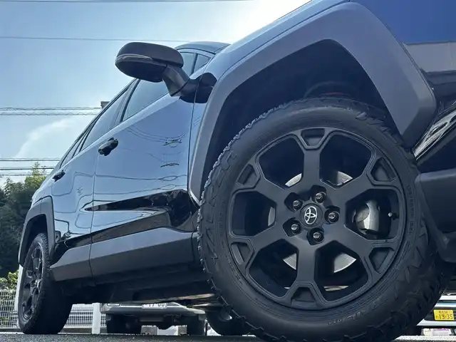 トヨタ ＲＡＶ４ アドベンチャー オフロードPKGⅡ 熊本県 2023(令5)年 5.9万km アティチュードブラックマイカ 4WD/純正ディスプレイオーディオ(ナビ機能付き)/【フルセグTV/USB/Bluetooth】/バックカメラ/デジタルインナーミラー/衝突被害軽減システム/レーダークルーズコントロール/レーンキープアシスト/ダウンヒルアシストコントロール/車両接近通報装置/コーナーセンサー/合皮シート/パワーシート(D席)/前席シートヒータ/前席エアシート/ハンドルヒーター/ルーフレール/純正18インチアルミホイール/オートLEDライト/オートマチックハイビーム/ビルトインETC2.0/横滑り防止装置/盗難防止装置/ダブル＋サイドエアバック/プッシュスタート/スマートキー/スペアキー/取扱説明書/保証書
