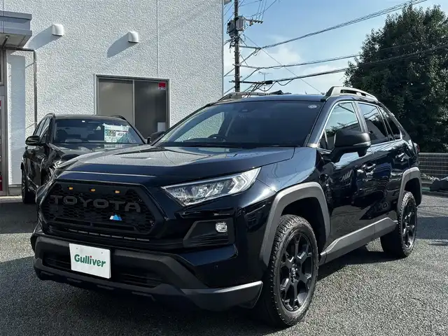 トヨタ ＲＡＶ４ アドベンチャー オフロードPKGⅡ 熊本県 2023(令5)年 5.9万km アティチュードブラックマイカ 4WD/純正ディスプレイオーディオ(ナビ機能付き)/【フルセグTV/USB/Bluetooth】/バックカメラ/デジタルインナーミラー/衝突被害軽減システム/レーダークルーズコントロール/レーンキープアシスト/ダウンヒルアシストコントロール/車両接近通報装置/コーナーセンサー/合皮シート/パワーシート(D席)/前席シートヒータ/前席エアシート/ハンドルヒーター/ルーフレール/純正18インチアルミホイール/オートLEDライト/オートマチックハイビーム/ビルトインETC2.0/横滑り防止装置/盗難防止装置/ダブル＋サイドエアバック/プッシュスタート/スマートキー/スペアキー/取扱説明書/保証書