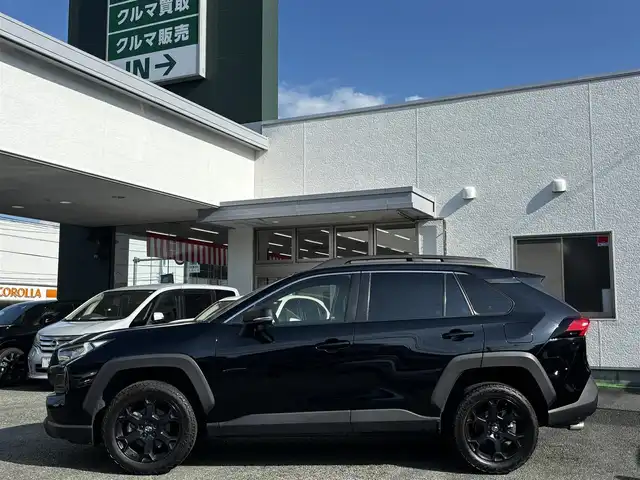 トヨタ ＲＡＶ４ アドベンチャー オフロードPKGⅡ 熊本県 2023(令5)年 5.9万km アティチュードブラックマイカ 4WD/純正ディスプレイオーディオ(ナビ機能付き)/【フルセグTV/USB/Bluetooth】/バックカメラ/デジタルインナーミラー/衝突被害軽減システム/レーダークルーズコントロール/レーンキープアシスト/ダウンヒルアシストコントロール/車両接近通報装置/コーナーセンサー/合皮シート/パワーシート(D席)/前席シートヒータ/前席エアシート/ハンドルヒーター/ルーフレール/純正18インチアルミホイール/オートLEDライト/オートマチックハイビーム/ビルトインETC2.0/横滑り防止装置/盗難防止装置/ダブル＋サイドエアバック/プッシュスタート/スマートキー/スペアキー/取扱説明書/保証書