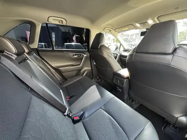 トヨタ ＲＡＶ４ アドベンチャー オフロードPKGⅡ 熊本県 2023(令5)年 5.9万km アティチュードブラックマイカ 4WD/純正ディスプレイオーディオ(ナビ機能付き)/【フルセグTV/USB/Bluetooth】/バックカメラ/デジタルインナーミラー/衝突被害軽減システム/レーダークルーズコントロール/レーンキープアシスト/ダウンヒルアシストコントロール/車両接近通報装置/コーナーセンサー/合皮シート/パワーシート(D席)/前席シートヒータ/前席エアシート/ハンドルヒーター/ルーフレール/純正18インチアルミホイール/オートLEDライト/オートマチックハイビーム/ビルトインETC2.0/横滑り防止装置/盗難防止装置/ダブル＋サイドエアバック/プッシュスタート/スマートキー/スペアキー/取扱説明書/保証書