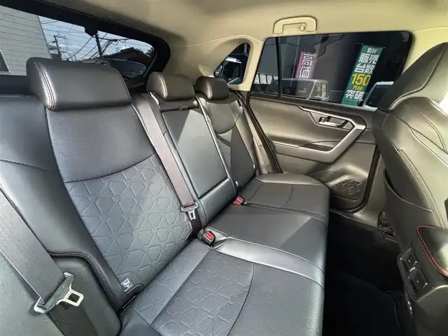 トヨタ ＲＡＶ４ アドベンチャー オフロードPKGⅡ 熊本県 2023(令5)年 5.9万km アティチュードブラックマイカ 4WD/純正ディスプレイオーディオ(ナビ機能付き)/【フルセグTV/USB/Bluetooth】/バックカメラ/デジタルインナーミラー/衝突被害軽減システム/レーダークルーズコントロール/レーンキープアシスト/ダウンヒルアシストコントロール/車両接近通報装置/コーナーセンサー/合皮シート/パワーシート(D席)/前席シートヒータ/前席エアシート/ハンドルヒーター/ルーフレール/純正18インチアルミホイール/オートLEDライト/オートマチックハイビーム/ビルトインETC2.0/横滑り防止装置/盗難防止装置/ダブル＋サイドエアバック/プッシュスタート/スマートキー/スペアキー/取扱説明書/保証書