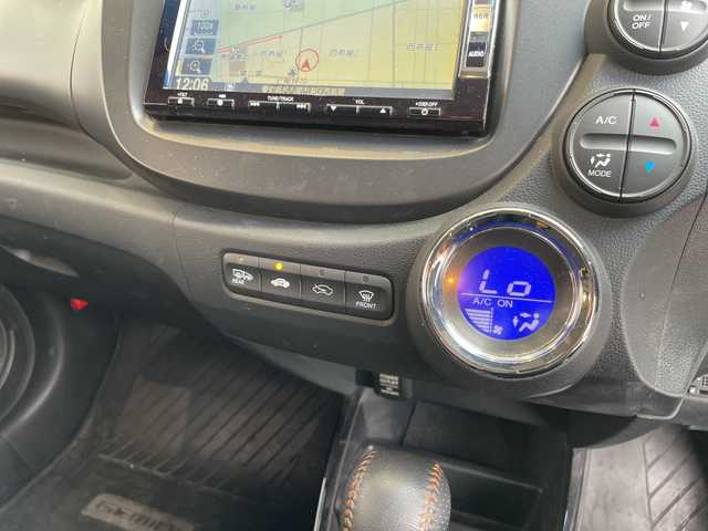 ホンダ フィット ハイブリット RS 愛知県 2012(平24)年 3.5万km スーパープラチナアクアメタリック ・社外７型ナビ＜DVD再生有り＞/・バックカメラ/・パドルシフト/・クルーズコントロール/・ETC/・ステアリングスイッチ/・オートライト/・横滑り防止装置/・盗難防止装置/・ABS/・パワーステアリング/・パワーウィンドウ/・リモコンキー/・SRSエアバッグ（運転席/助手席）/・純正１６インチアルミホイール/・LEDヘッドランプ